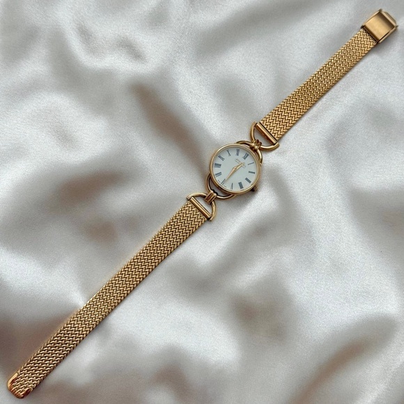 AUTHENTIC VINTAGE GUCCI GOLD WATCH - Picture 2 of 7